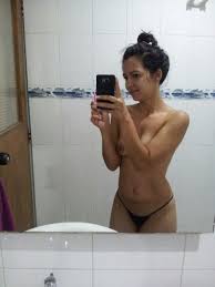 Betty Kstro se desnuda en el baño del trabajo | Xpaja
