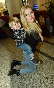 „jsme spolu od listopadu a už nějaký pátek jsme se od sebe nehnuli, takže spolu, dá se říct. Nikol Stibrova Se Snazi Na Vanoce Darky Omezovat Ale Nevychazi Ji To Novinky Cz