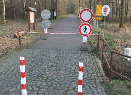 Grenzschliessung Deutschland Tschechien Geschlossener Grenzubergang Nach Tschechien Geschlossener Wandergrenzubergang Zittau Geschlossene Grenze Zittau Zittau In 2020 Sidewalk