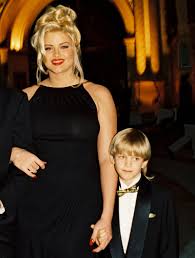 Anna nicole smith's lover alexander denk opens up about his affair with the playboy playmate and actress, revealing he helped her lose 100 pounds off la célèbre stripteaseuse anna nicole smith aurait, à sa mort, laissé une place d'ambassadrice bien au chaud à sa fille auprès de la maison guess. How Anna Nicole Smith Became America S Punchline