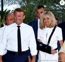 Au delà de la politique, le couple qu'il forme avec brigitte macron, qui a d'abord été. Brigitte Et Emmanuel Macron Tendrement Enlaces Une Belle Photo Inedite Purepeople