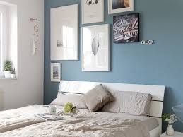 Mit dunklen wandfarben wie rot oder lila erhalten sie ein echt gemütliches flair welches alle blicke auf sich ziehen könnte. Schlafzimmer Makeover Mit Neuer Wandfarbe Warum Dunkle Wandfarben Auch In Kleineren Raumen Perfekt Funktioniert Mammilade