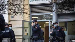 Rapina in banca a cefalù, le immagini del colpo. Rapina In Banca A Milano Banditi In Fuga Dai Tombini Foto E Video Cronaca Ilgiorno It