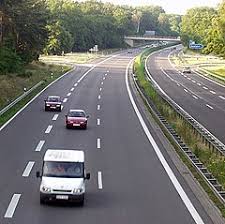 Si getta dal cavalcavia, muore la donna si è lanciata da una strada che passa sopra l'autostrada a11. Autostrada A11 Niemcy Wikipedia Wolna Encyklopedia