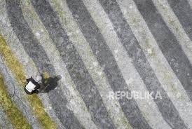 Tak hanya untuk memohon agar menyelesaikan masalah, doa adalah tanda bahwa seorang hamba mencintai tuhannya, karena hamba merasa senantiasa bergantung kepada allah. Karakter Orang Beriman Dan Orang Kafir Republika Online
