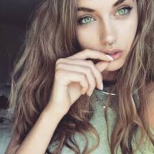 Giovane e bella ragazza con i capelli neri e gli occhi verdi seduto in erba e fiori viola su sfondo verde nella . Di Che Colore Dipingere I Capelli Di Una Ragazza Con Gli Occhi Verdi 28 Foto Qual E L Ombra Migliore Opzioni Interessanti