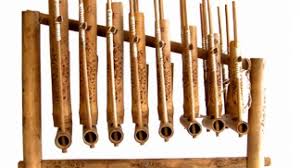 Supaya suara yang dihasilkan terdengar lebih bagus, maka di ujung stik umumnya diberi bantalan kain. Sejarah Alat Musik Angklung Jawa Barat Sejarah Lengkap