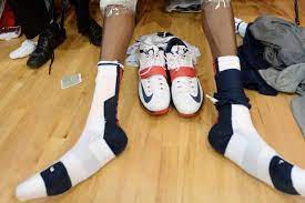 Here's kevin durant standing next to demarcus cousins who is listed at 6 ft 11. Kevin Durant S Feet Make His Legs Look Like Hockey Sticks Bleacher Report Latest News Videos And Highlights