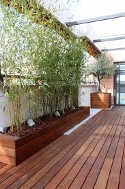 Pflanzkubel Aus Holz Im Spotlicht 25 Ideen Fur Terrassenbegrunung Hochbeet Fur Bambuspflanzen Mit Mulch Und Bod Backyard Garden Layout Garden Layout Backyard