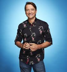 Özellikle babası, işitme engellilere duymasalar bile konuşmayı öğretmenin yollarını geliştirmeye çalıştı. Dancing On Ice S Graham Bell Speaks After Pro Partner S Injury