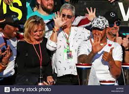 Leave a comment / by laxman rao. Mercedes Pilot Lewis Hamilton Feiert Seinen Sechsten Weltmeisterschaft Gewann Mit Seiner Mama Carmen Larbalestier Und Sein Vater Anthony Links Nach Den Usa Grand Prix Auf Dem Circuit Des Amerikas Austin Texas Usa