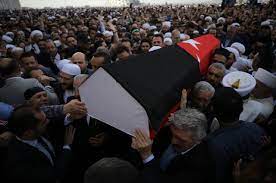 Tedavi gördüğü hastanede çoklu organ yetmezliğinden hayatını kaybeden yazar kadir mısıroğlu'nun cenazesi çengelköy'deki. Kadir Misiroglu Nun Cenazesinde Ataturk Pankarti Acanlar Gozaltina Alindi Haberler
