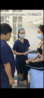 隆胸医院偷拍-来复查的妹子医生上手对比