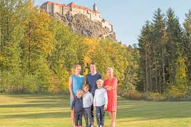 Prințul emanuel von und zu liechtenstein locuiește în riegersburg, localitate situată în regiunea austriacă stiria. Prinz Emanuel Liechtenstein Burgherr Der Riegersburg Und Arzt Aus Passion