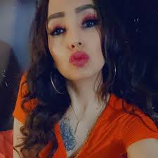 Billie Steele's Instagram, Twitter & Facebook