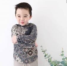 Berikut ini beberapa model gaun sesuai bentuk wajah yang bisa kamu jadikan inspirasi. Gak Kalah Keren Ini 8 Inspirasi Baju Batik Untuk Anak Yang Cute Dan Fashionable