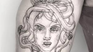 Y es que se trata de un paso importante, pues es algo que te acompañará para toda la vida. Una Tatuadora Realiza Tatuajes Increibles Donde Destaca En Sus Disenos Un Efecto Borroso