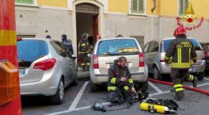 I vigili del fuoco del comando di firenze sono intervenuti in via san bartolo a cintoia per un incendio in sul posto anche personale e mezzi dei distaccamenti di empoli calenzano, firenze ovest e del. Incendio In Casa A Firenze Feriti Salgono A Cinque Uno E Grave Www Controradio It