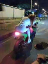 › ringtone ada telepon masuk. Cewek Berhijab Seksi Bonceng Kawasaki Ninja Ini Jadi Viral Plus Kena Edit Blogger Satuaspal Com
