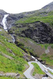 Er führt über elf haarnadelkurven mit etwa zwölf prozent steigung hinauf zur passhöhe. Trollstigen Mit Dem Wohnmobil Tipps Zum Fahren In Norwegen