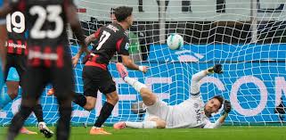 Milan vence al Napoli en un partido lleno de emociones y polémica - Imagen principal del artículo