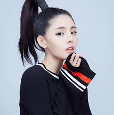 Kabby Hui 許雅婷- 有一首詩路邊的野花不要採外面的太陽不能曬心裏的男孩不好愛哈哈哈哈哈#作者不明| Facebook