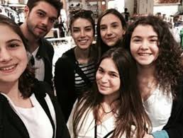 Genç aşıklar, önceki akşam cihangir'de el ele yürürken görüntülendi. Deniz Baysal Ve Furkan Andic Home Facebook