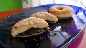 Un dolce classico che potete preparare con grande facilità, adattissimo, ad esempio, per una festa di mascherine, le ciambelle fritte andranno a ruba! Bomboloni E Ciambelle Della Nonna La Ricetta Golosa Ilvegano It