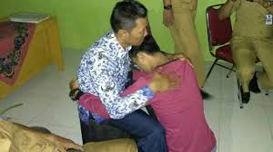 Guru adalah seseorang yang berjasa mendidik kita dari yang tidak tahu menjadi tahu. Drama Bahagia Kasus Siswa Pukul Kepala Sekolah Regional Liputan6 Com