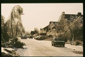 Een voertuig slipte op 10 oktober op een ijzelplek in lincoln county in de staat wyoming, en miste zo op een haar na een politieagent die het verkeer regelde. De Ijzel Van 87 Geduldloos Com