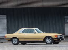 With The R107 Roadster Replacing The Inimitable W113 Pagoda Roadsters Mercedes Benz Introduced A Lengthened Wheelbase Coup Mercedes Benz Mercedes Slc Mercedes