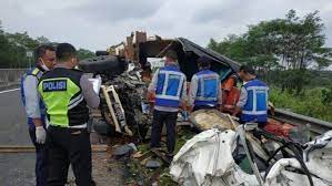 Merasa alasan tidak jelas, sopir truk pun memalangkan kendaraannya hingga menutup sebagian akses jalan. Ngebut Supir Truk Cabai Warga Labuhan Ratu Lampung Timur Tewas Kecelakaan Di Tol Salatiga Jateng