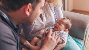 Der name impliziert zunächst, dass das baby von kolikartigen bauchschmerzen gequält ist. 3 Monats Koliken Baby Richtig Helfen