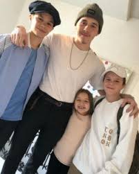 Taufe kurz vor weihnachten #panorama #leute #großbritannien #davidbeckham #victoriabeckham. Victoria Beckham Freut Sich Endlich Wieder Alle Unter Einem Dach David Und Victoria Beckham Victoria Beckham Beckham
