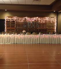 Rustic Backdrop For The Head Table Bigbrukendeal Parentinganniversary Bridal Party Table Backdrop Head Table Wedding Backdrop Bridal Party Tables