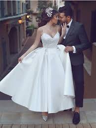 Du suchst ein schlichtes hochzeitskleid, ein boho brautkleid mit spitze oder kurzes kleid fürs standesamt? Knochellang Spaghettitrager Weiss Satin Spitze Standesamt Brautkleid Dresstells Com