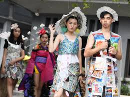Ibu ini daur ulang baju lama dengan desain baru, hasilnya cantik abis. Maknai Perubahan Status Mahasiswa Istts Buat Busana Daur Ulang