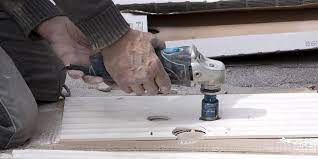 Percer le mur à l'aide d'une mèche au tungstène puis poser des chevilles. Comment Percer Du Carrelage