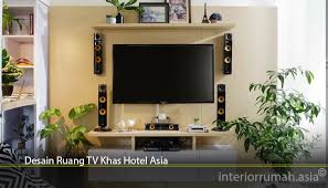 Taman cukup berupa hamparan rumput hijau yang sedangkan lantai bawah ada ruang tamu dan ruang makan tanpa sekat, dapur, plus garasi yang sangat luas. Ruang Tv Minimalis Interior Rumah