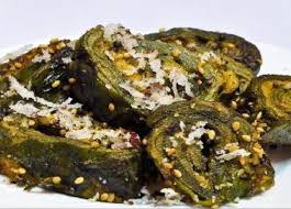 Patra or patarveliya is a famous snacks recipe from gujarat. Gujarati Caterer Vyasa