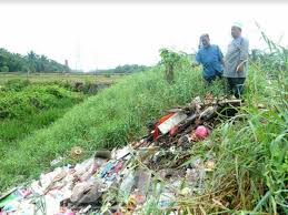 Sampah sarap dan sisa buangan domestik yang dibuang. Sungai Parit Dipenuhi Sampah
