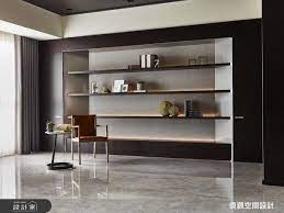 珪藻土壁紙也同樣具有調節室內溼度 消除異味的功用 此案例於展示櫃後方鋪設珪藻土壁紙 延伸公領域的灰色系 並調節室內溼度 內容來源 珪藻土牆