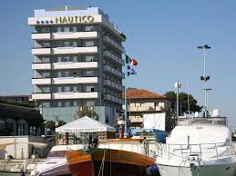 Nautico yacht service, nudi usluge zimovanja, servisa, transporta i prodaje plovila uz kompletnu ponudu. Hotel Nautico Riccione Rimini Hotelopia