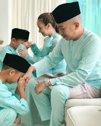 Pelakon popular, nora danish 'memuji' kreativiti pengguna laman sosial apabila menyamakan baju raya yang dipakainya dengan alas meja dan baju tidur. Raya Ke Krismas Sedondon Bersama Keluarga Baju Raya Nora Danish Dikritik Kisah Dunia