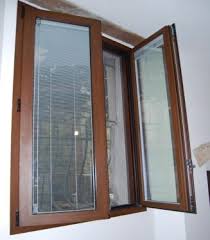 Le tende a vetro possono esssere tende per finestra nella misura standard 60x150 cm, oppure tende per portafinestra nella misura 60x240 cm. Infissi Finestra A Battente In Alluminio Con Veneziana Interna Al Vetro