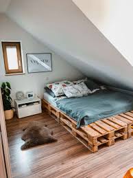 Obacht Ein Palettenbett Kann Auch Edel Sein Palettenbett Europaletten Wggesucht Schlafzimmer Diy Diybett Diybed Fanc Mit Bildern Palettenbett Haus Deko Diy Bett