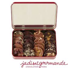 Mendiants En Chocolat Noir Et Chocolat Au Lait Palets Aux Fruits Secs Avec Du Raisin Des Amandes Des Noix De Cajo Chocolat Boite Chocolat Chocolat Artisanal