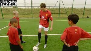 Maybe you would like to learn more about one of these? Watch An 18 Year Old Cristiano Ronaldo Teach Man Utd Kids Including Jesse Lingard Skills In Training