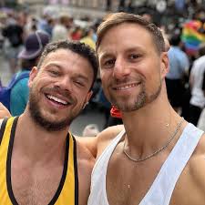 TV4-profilen Filip Stillers underbara besked med pojkvännen Hugo från  Brasilien