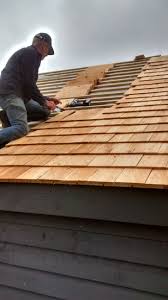 Cedar Shingles Going On Holzschindeln Holzarbeiten Plane Dachdecker